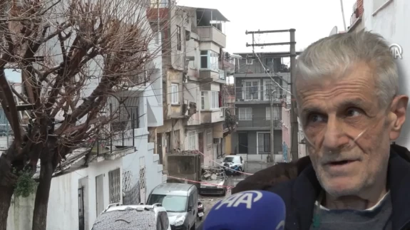 3 katlı binanın balkonları bir bir aşağı indi