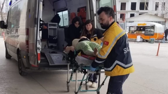 İnegöl’de boşanma davası öncesi dehşet: Kapısına dayanan eşinden kaçarken balkondan atladı