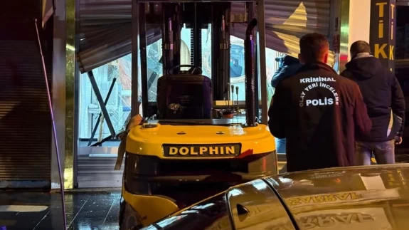 Forkliftle girdiği kuyumcuda alarm engeline takıldı