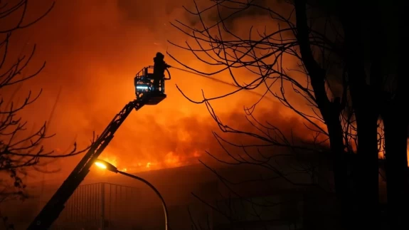7 katlı binanın çatısı alev alev yandı!