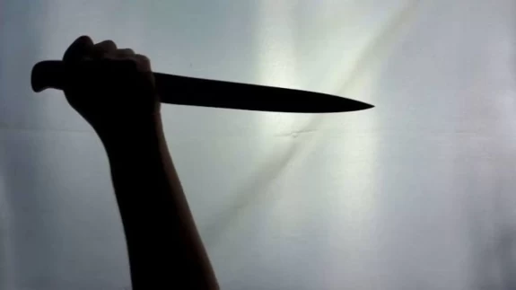 Kız kardeşinin yanında görünce bıçaklayarak öldürdü