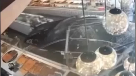 Ankara'da otomobil pastaneye daldı! Kazanın güvenlik kamerası görüntüleri ortaya çıktı