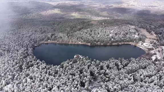 Gölcük Tabiat Parkı beyaza büründü: Kış manzarası hayran bıraktı
