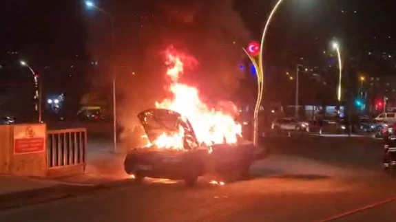 Yozgat'ta korkutan yangın! Seyir halindeki araç alev alev yandı