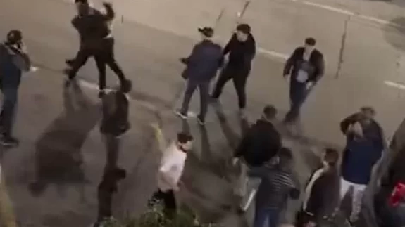 Beylikdüzü’nde arkadaş kavgası kamerada! Tekme ve yumruklar havada uçuştu