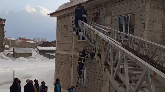 Çatıdaki karı temizlerken canından oluyordu: Belindeki ip hayatını kurtardı!