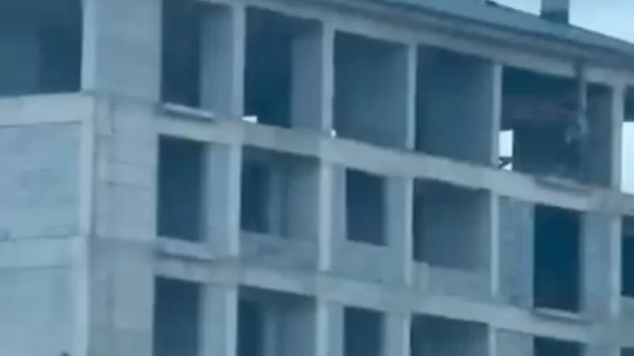 Elazığ'da tehlikeli iş kazası: İnşaatta önlem almadan çalışan işçiler vatandaşın kamerasında!