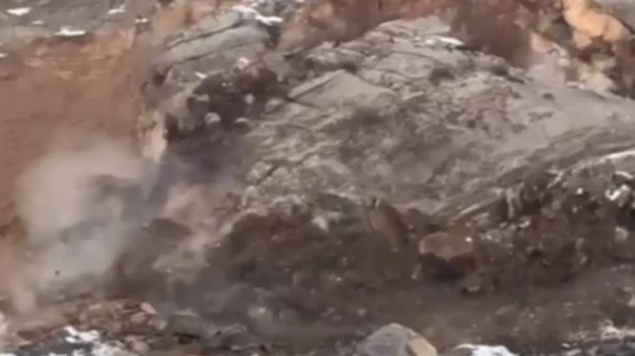 Hakkari'de dağdan kopan dev kaya yola indi! O anlar saniye saniye görüntülendi