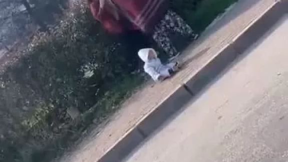 Bursa'da dilenci kadınlar arasındaki kavga kamerada! Kavga anında bebek yere düştü!