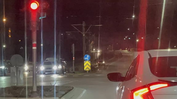 Eskişehir'de ilginç anlar: Raylara giren otomobil trafiği tehlikeye soktu