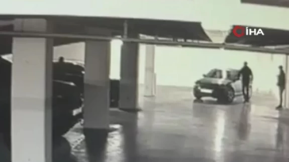 2 otomobilin bagajından 30 milyon dolar çalındı