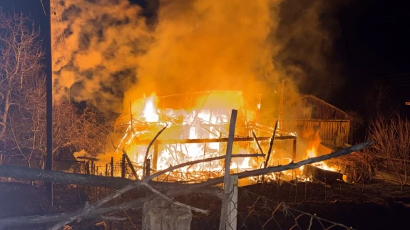 Karabük'te korkutan yangın! İki katlı ahşap ev alev alev yandı
