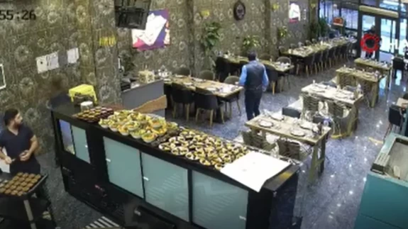 Saniyelerle kurtuldular: Kebapçıda tavan çökme anı güvenlik kamerasında