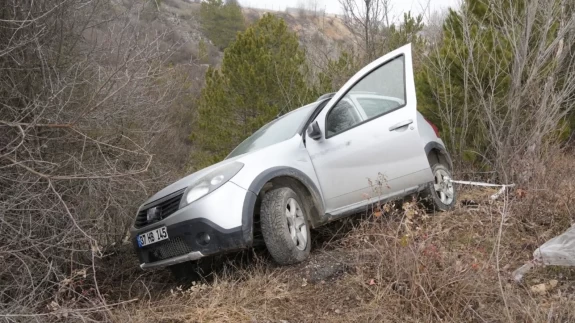 Şarampole devrilen araçta can pazarı: 3 kişi yaralandı