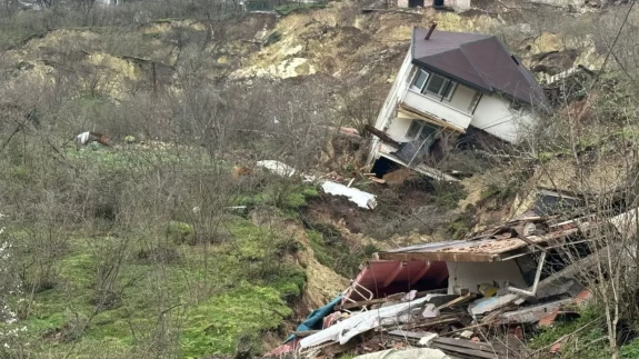 Heyelan evleri ve halı sahayı yuttu!