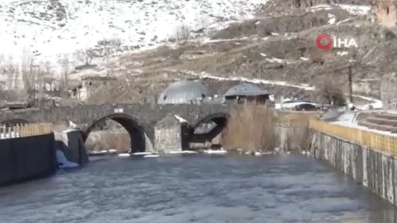 Kara kışın ortasında Kars Çayı eridi