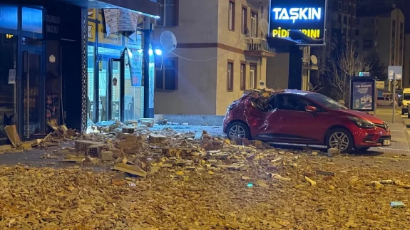 Kayseri’de şiddetli rüzgar binanın duvarını yıktı
