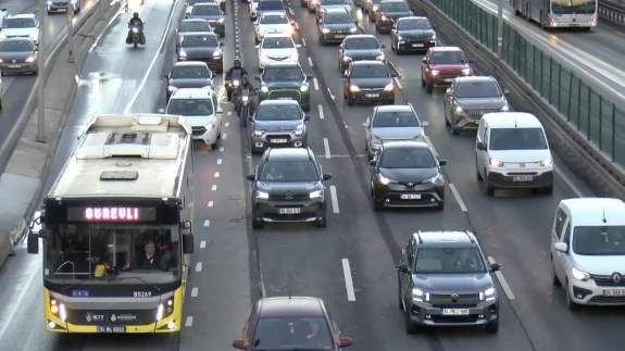 Köprülerde araç kuyrukları, duraklarda insan seli: İstanbul'da trafik durma noktasında