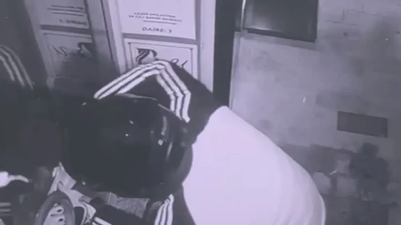 Biri bombayı bantladı, diğeri telefona kaydetti!