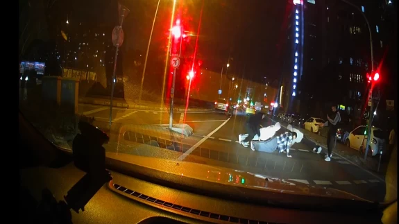 Kırmızı ışıkta durdular, yaya geçidinde şınav çektiler