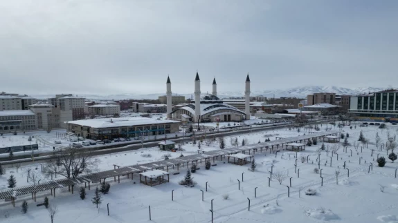 Ağrı'da dev buz kütleleri çözülmeye başladı! Kartpostallık görüntüler oluştu