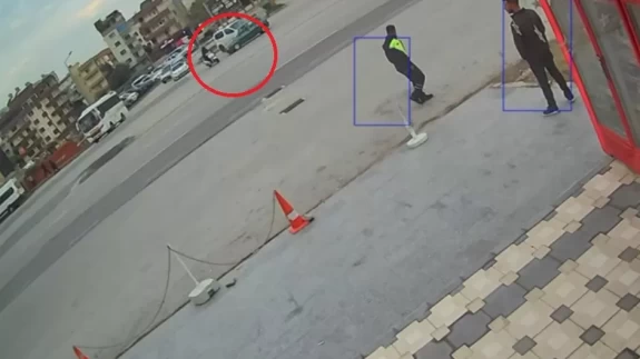 Motosiklet sürücüsü havada takla attı! O anlar kamerada