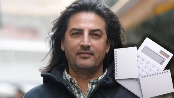 Şarkıcı Çelik depremzedelerin veresiye defterlerini toplayıp yardım yaptı