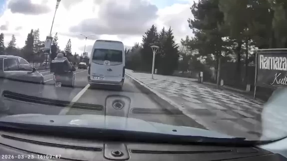 Elazığ'da trafikteki motosiklet tehlikesi: O anlar kamerada!