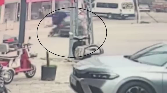 Hatay'da dönüş yapmak isteyen otomobille motosiklet çarpıştı: O anlar kamerada!