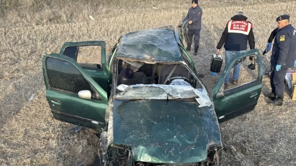 Kütahya’da otomobil tarlaya yuvarlandı