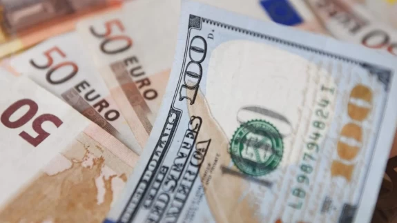 Dolar durmuyor, euro geri vites yaptı! İşte haftanın ilk kur verileri