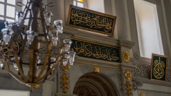 Boğaz’ın sahil sarayı gibi yükselen ibadetgahı