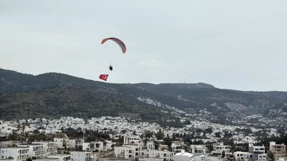 Bodrum'da Türk bayrağıyla yapılan uçuş izleyenleri hayran bıraktı
