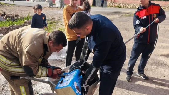 Kafası tenekeye sıkışan köpeğin yardımına koştular