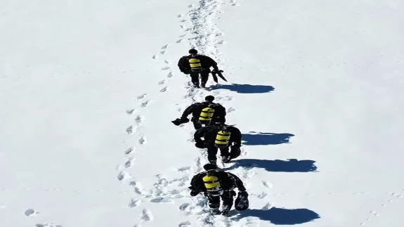 Mehmetçik engel tanımıyor: 28 santimetre buzun altında Türk bayrağı açtılar!