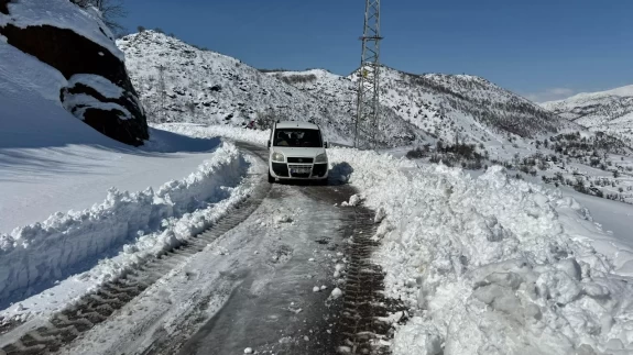 Siirt'te karla mücadele sürüyor: Mahsur kalan vatandaşlar kurtarıldı