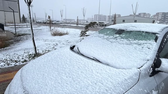 Bağlar’ın yüksek kesimlerine kar düştü