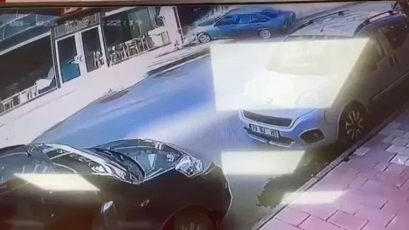 Otomobil mobilya mağazasına daldı! O anlar kameralarda