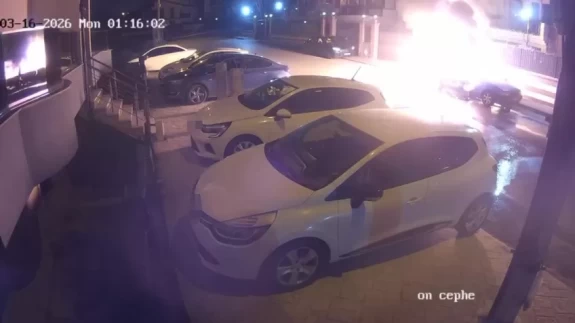 Park halindeki otomobil saniyeler içinde kül oldu!