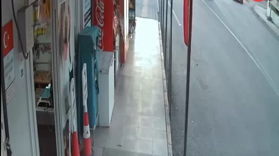 Kırmızı ışık ihlali yapan motosikletli, otomobille çarpıştı! Kaza anı kamerada