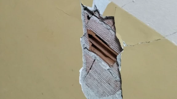 Okul duvarları çatladı, alçı ve sıvalar döküldü
