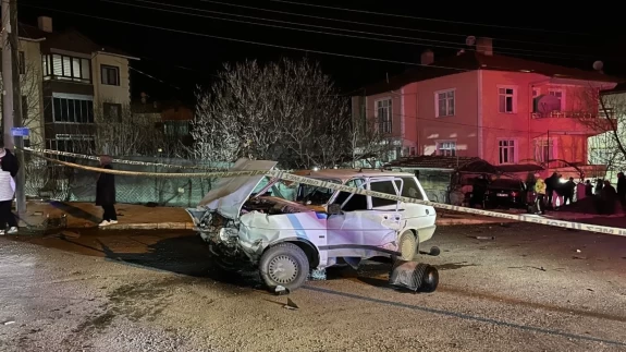 Savrulan otomobil evin bahçesine daldı