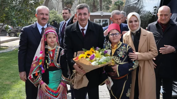 Cumhurbaşkanı Yardımcısı Yılmaz ve Bakan Göktaş, Çanakkale'de Şehitleri Anma Günü'nde çocuklarla buluştu