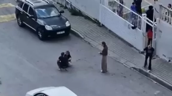 İzmir'de sokak ortasında çocukların gözleri önünde kadına şiddet! O anlar kameralarda