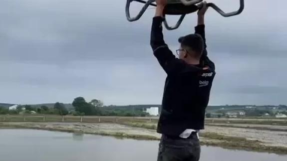 Şaka değil, gerçek! Çiftçi tarım dronuna tutunarak havalandı