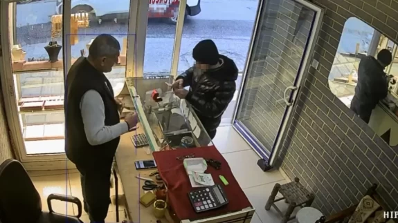 Nusaybin'de kuyumcudan 60 bin lira değerinde altın yüzüğü çalan şüpheli müşteri kılığıyla kaçtı!