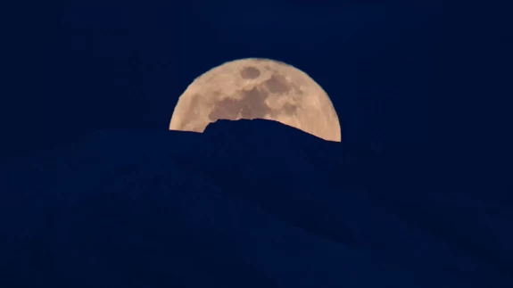 Edremit'te karlı dağın ardındaki dolunay göz kamaştırdı