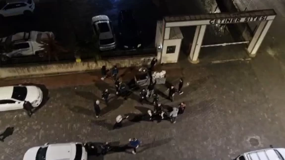 Sahurda davul ritimlerine kapılan vatandaş halay çekti!