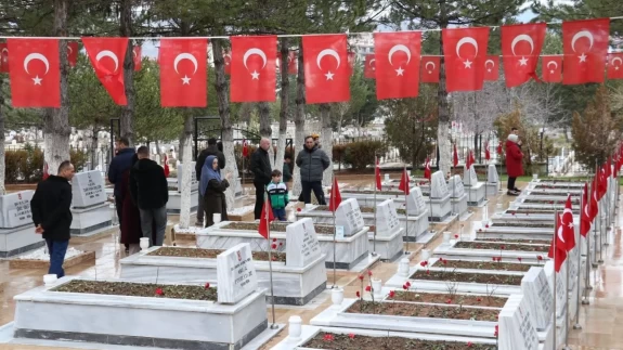 Sivas Şehitliğinde gözyaşları sel oldu!