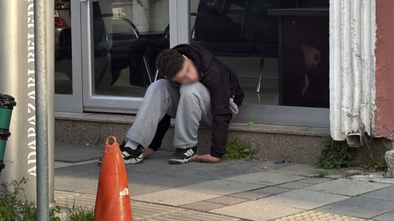 Adapazarı'nda sokak ortasında 'anormal' hareketler sergileyen genç panik yarattı